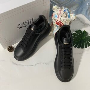 Alexander McQueen Men's Black Lace-Up Sneakers🌸🌸🌸